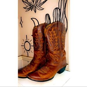 Womens Ariat cowboy boots size 7.5